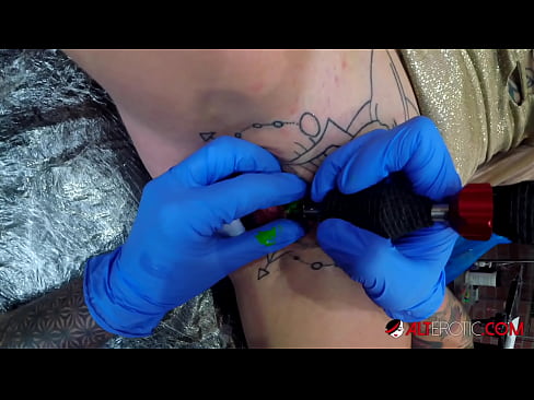 ❤️ An hottie thar a bheith tattooed Sully Savage fuair tattoo ar a clitoris ❤❌ Físeán gnéis linn ❌